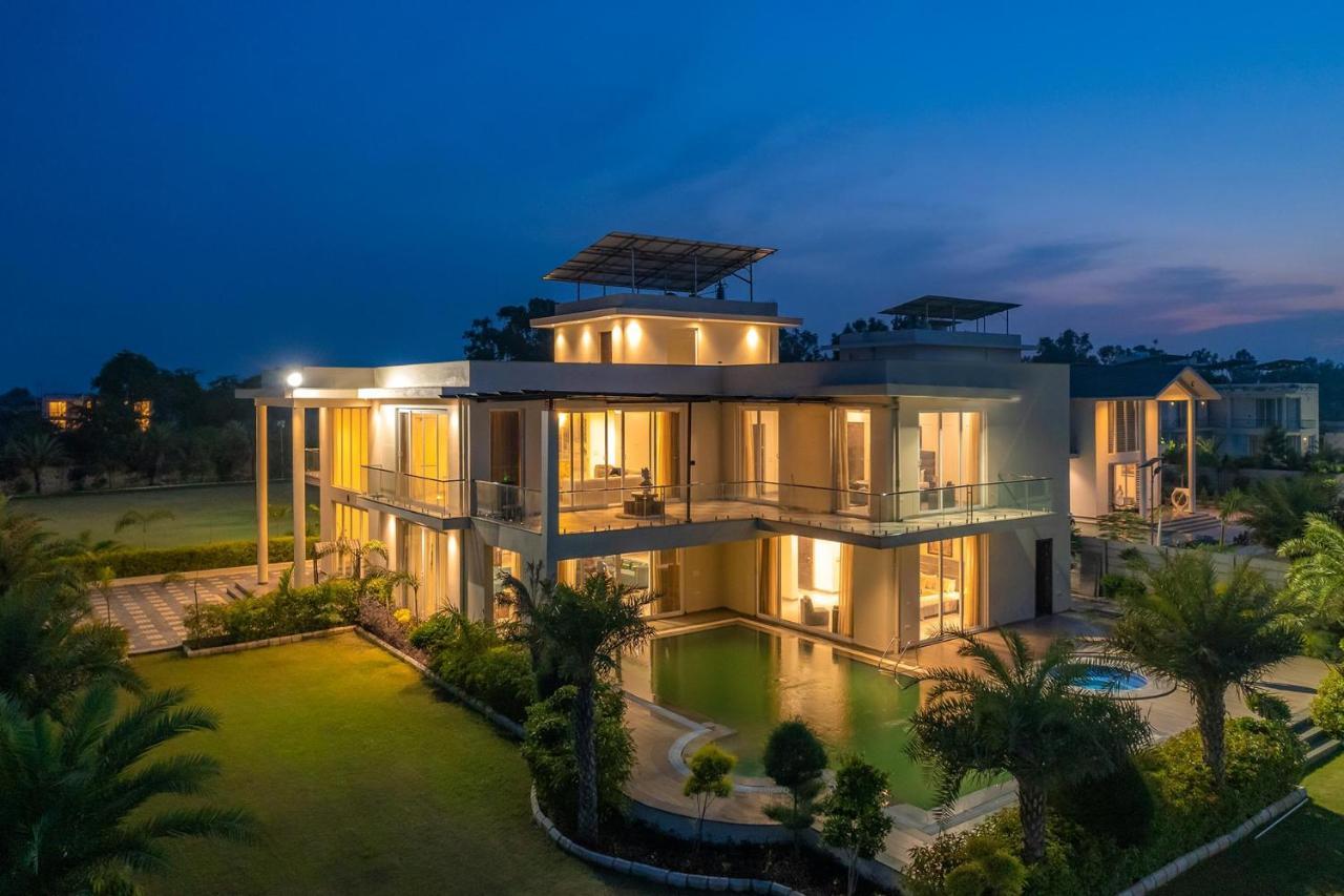 Stayvista At Blanc Belle With Outdoor Pool Sohna Exterior foto