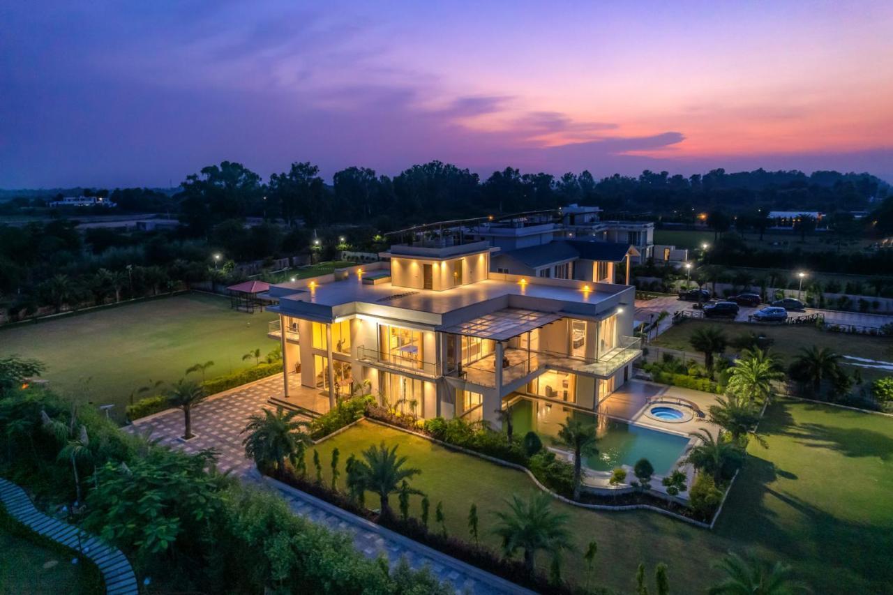 Stayvista At Blanc Belle With Outdoor Pool Sohna Exterior foto