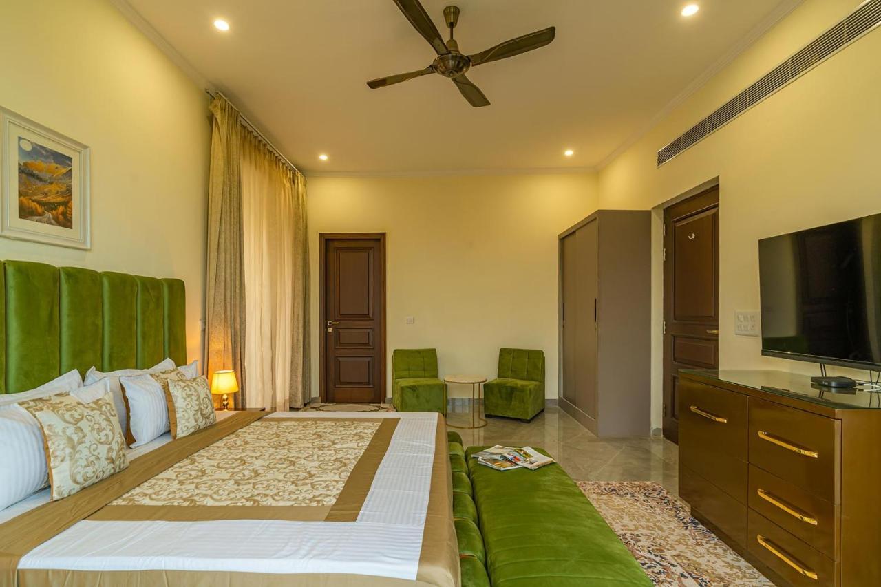 Stayvista At Blanc Belle With Outdoor Pool Sohna Exterior foto