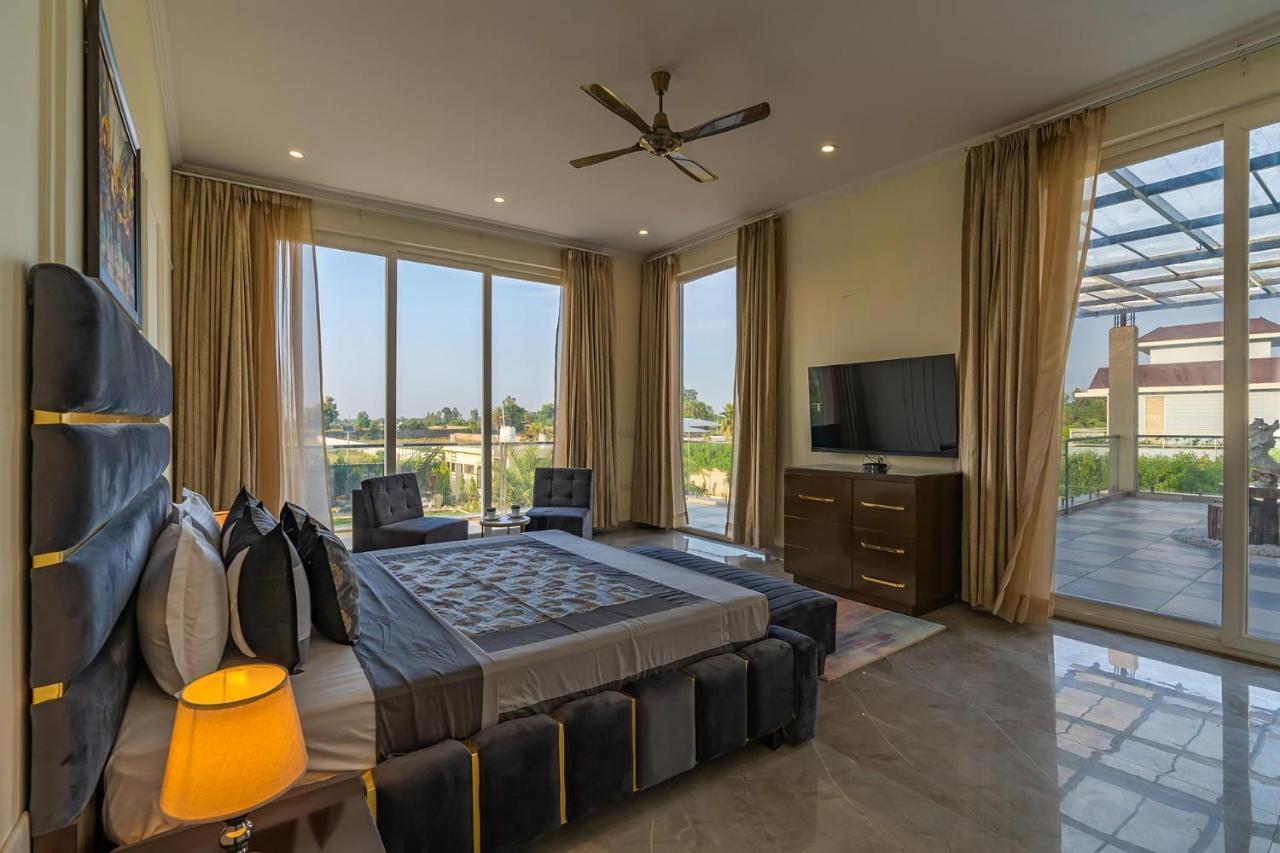 Stayvista At Blanc Belle With Outdoor Pool Sohna Exterior foto