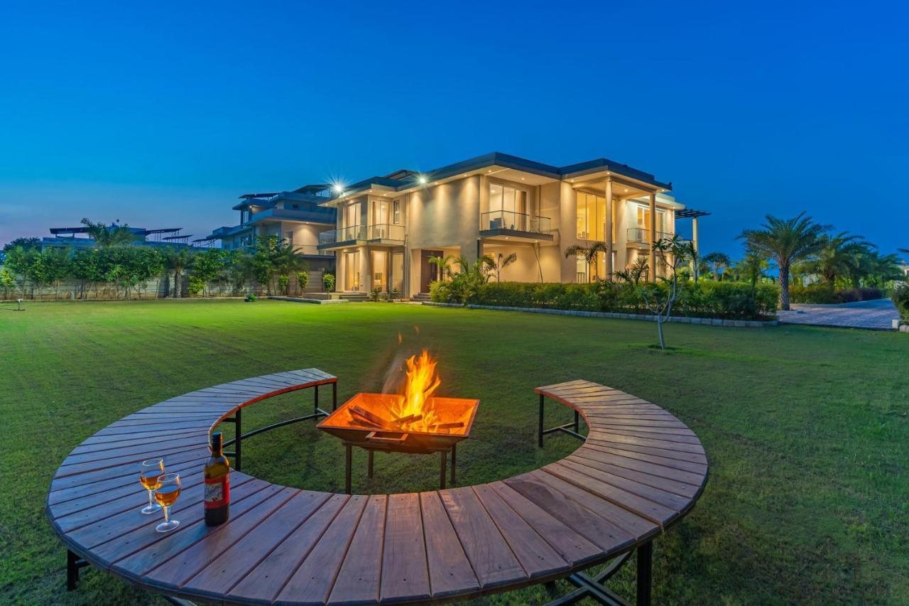 Stayvista At Blanc Belle With Outdoor Pool Sohna Exterior foto
